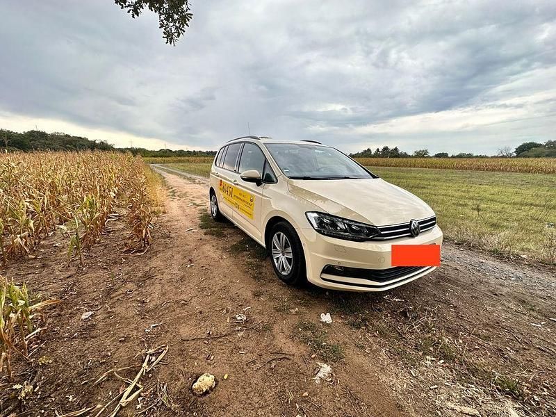 Gebraucht 2022 VW Touran Comfortline Van / Kleinbus | 14.500 € (Guter Preis) - Bild 1/4