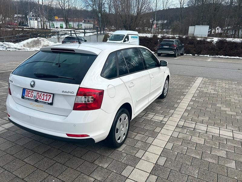 Gebraucht Skoda Rapid Ambition 105 PS (77 kW) 2014 Weiß Kleinwagen