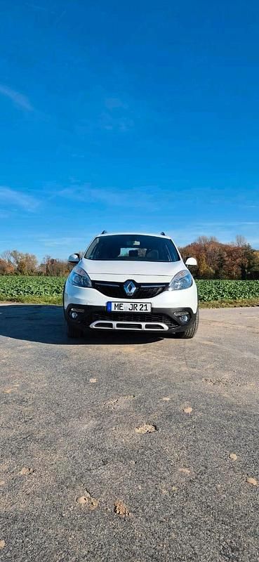 Weiß Gebraucht 2013 Renault Scénic III Bose Edition Van / Kleinbus | 5.200 € (Guter Preis) - Bild 1/4