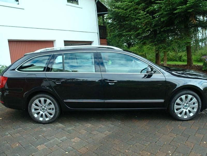 Schwarz Gebraucht 2010 Skoda Superb Elegance Kombi | 4.198 € (Superpreis) - Bild 1/4