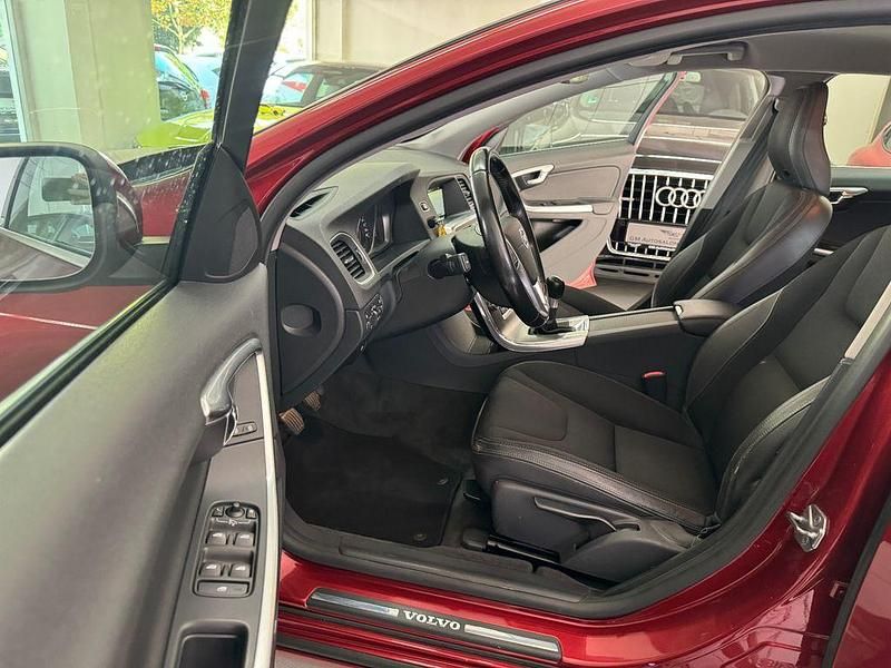 Rot Gebraucht 2015 Volvo V60 Momentum Kombi | 16.900 € (Etwas zu teuer) - Bild 1/4