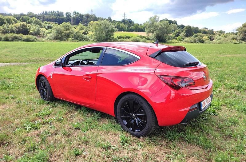Rot Gebraucht 2015 Opel Astra GTC Sport Coupé | 7.000 € (Fairer Preis) - Bild 1/4