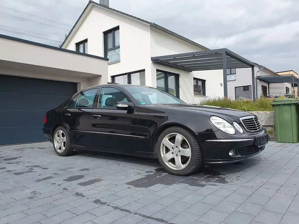 Używany Mercedes E280 Avantgarde 177 KM (130 kW) 2005 Czarny Sedan/Limuzyna