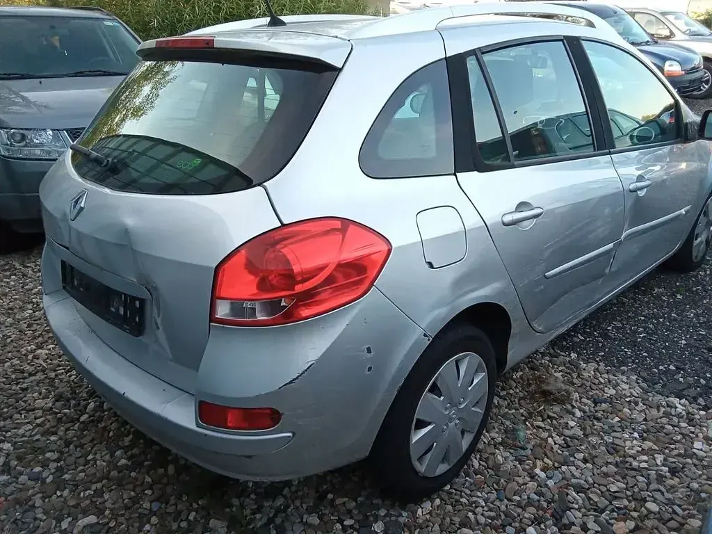 Gebraucht Renault Clio II Dynamique 101 PS (74 kW) 2010 Silber Limousine