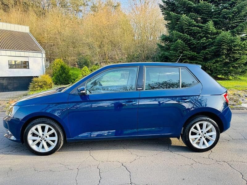 Gebraucht Skoda Fabia Joy 90 PS (66 kW) 2016 Blau Limousine