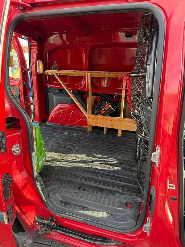 Gebraucht Renault Kangoo Expression 106 PS (77 kW) 2011 Rot Van / Kleinbus