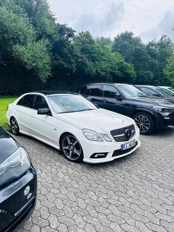 Weiß Gebraucht 2012 Mercedes E250 Limousine | 14.000 € - Bild 1/4