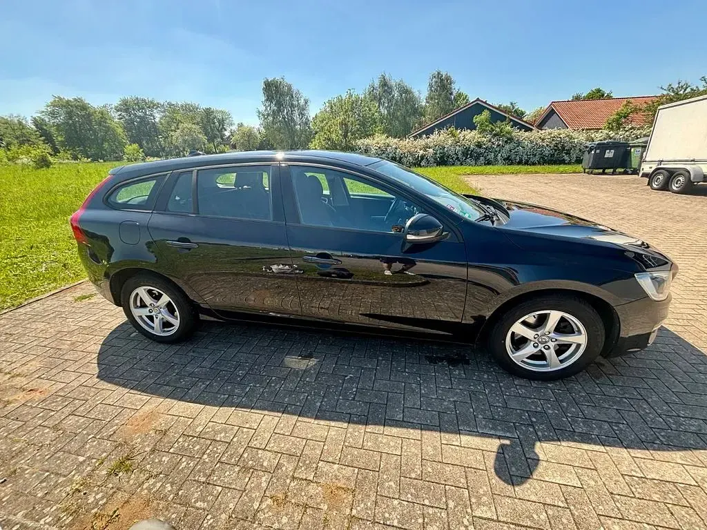 Gebraucht Volvo V60 136 PS (100 kW) 2015 Schwarz Kombi