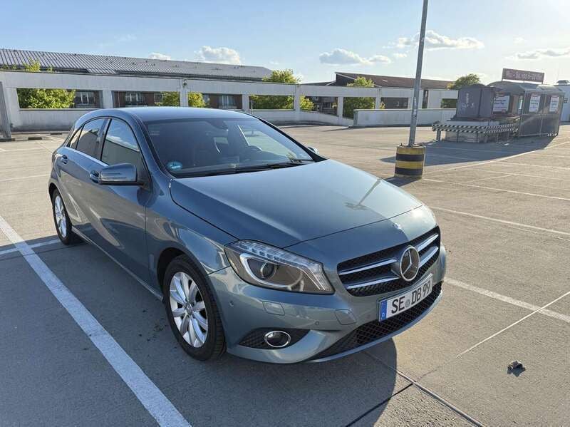Blau Gebraucht 2014 Mercedes A180 Style Kleinwagen | 12.000 € (Guter Preis) - Bild 1/4