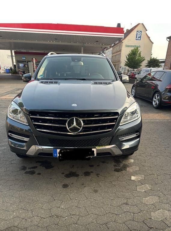 Grau Gebraucht 2012 Mercedes ML350 Edition 1 SUV | 18.500 € (Superpreis) - Bild 1/4