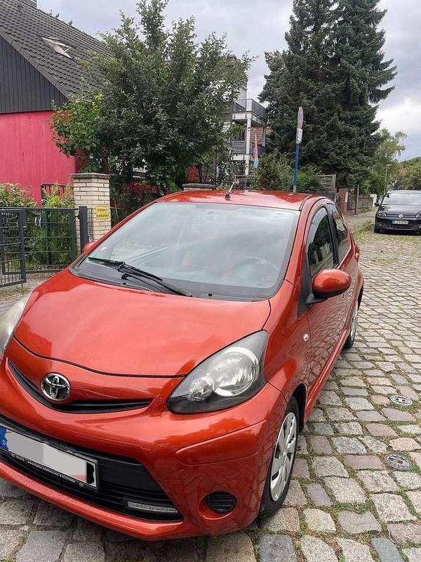 Orange Gebraucht 2012 Toyota Aygo Kleinwagen | 5.200 € (Fairer Preis) - Bild 1/4
