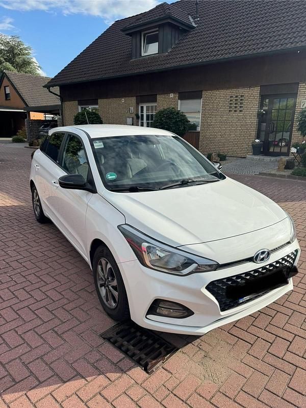 Weiß Gebraucht 2020 Hyundai i20 Kleinwagen | 11.299 € (Guter Preis) - Bild 1/4