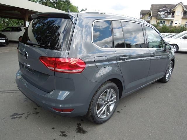 Neu VW Touran 150 PS (110 kW) 2025 Delfingrau Van / Kleinbus