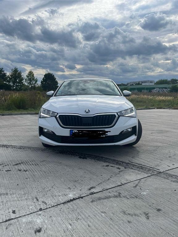 Weiß Gebraucht 2019 Skoda Scala Ambition Kleinwagen | 9.650 € (Fairer Preis) - Bild 1/4