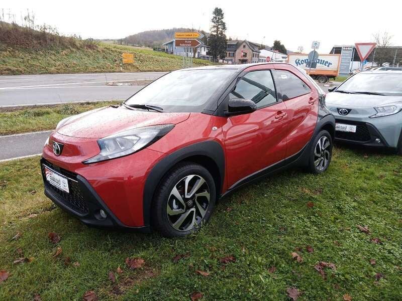 Chili red / night sky black Gebraucht 2024 Toyota Aygo X Team SUV | 17.490 € - Bild 1/4