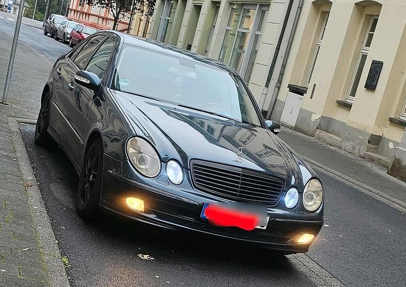 Blau Gebraucht 2003 Mercedes E270 Limousine | 4.400 € (Fairer Preis) - Bild 1/4
