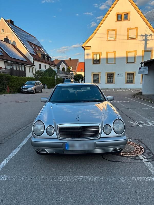 Silber Gebraucht 1997 Mercedes E200 Limousine | 3.250 € (Fairer Preis) - Bild 1/4