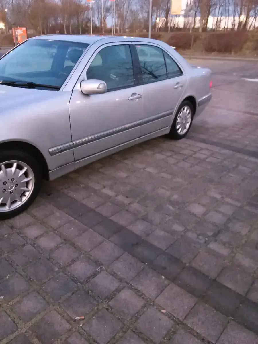 Gebraucht Mercedes E200 116 PS (85 kW) 2000 Silber Limousine
