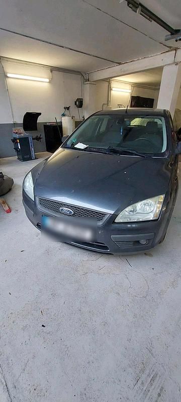 Grau Gebraucht 2008 Ford Focus Limousine | 450 € (Superpreis) - Bild 1/4