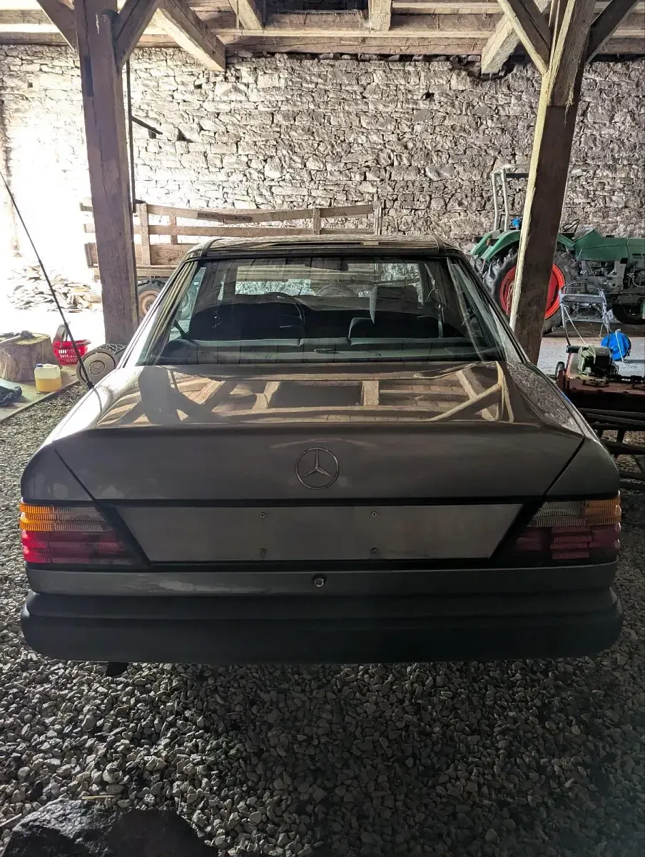 Gebraucht Mercedes 230 132 PS (97 kW) 1988 Grau Limousine