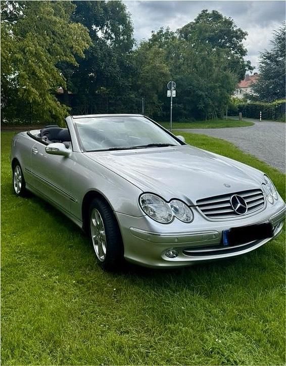 Silber Gebraucht 2005 Mercedes CLK240 Cabrio | 11.450 € (Fairer Preis) - Bild 1/4