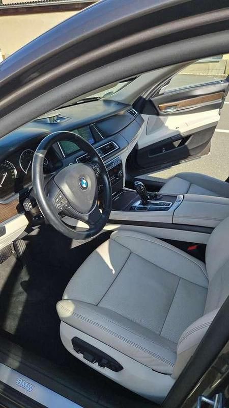 Braun Gebraucht 2013 BMW 750 Limousine | 18.000 € (Guter Preis) - Bild 1/4