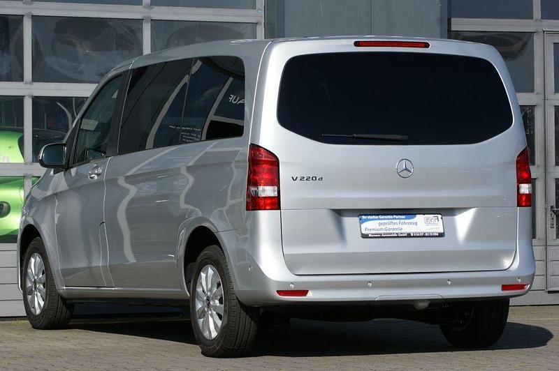 Gebraucht Mercedes V220 163 PS (119 kW) 2023 Silber Van / Kleinbus