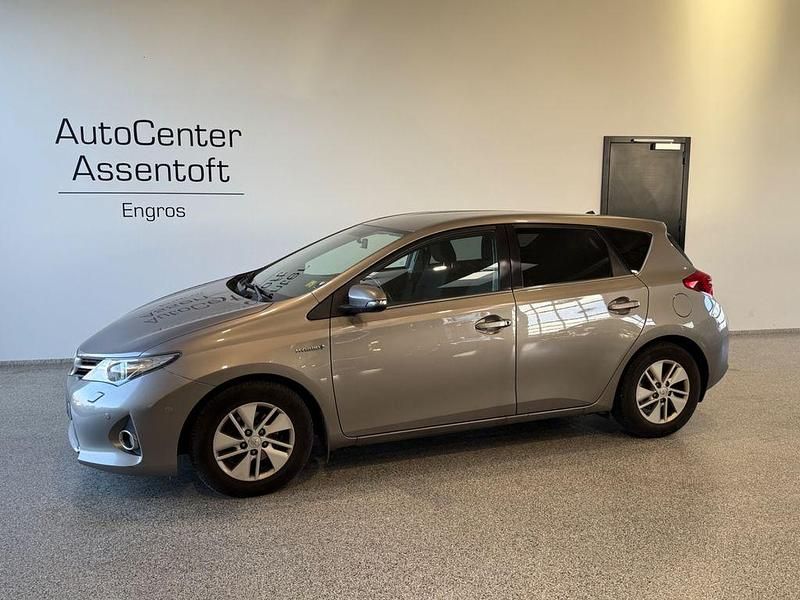 Grau Gebraucht 2014 Toyota Auris Hybrid Edition Limousine | 5.900 € (Guter Preis) - Bild 1/3