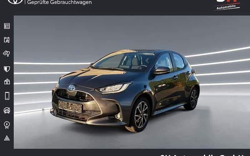 Grau Gebraucht 2024 Toyota Yaris Hybrid Limousine | 21.990 € (Fairer Preis) - Bild 1/4