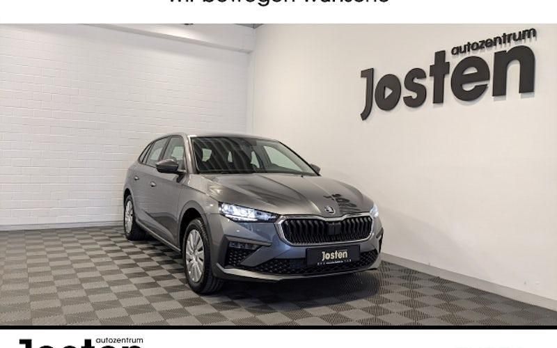 Graphitegrau metallic Gebraucht 2024 Skoda Scala Essence Kleinwagen | 20.990 € (Fairer Preis) - Bild 1/4