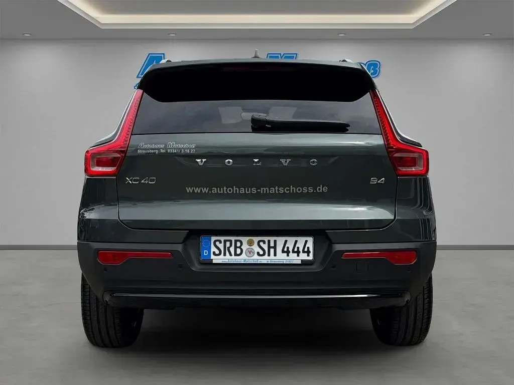 Gebraucht Volvo XC40 Plus 197 PS (144 kW) 2026 Forest lake / metallic SUV