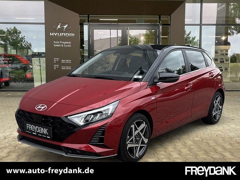 Dragon red/ phantom black Gebraucht 2024 Hyundai i20 Prime Kleinwagen | 21.499 € (Teuer) - Bild 1/4