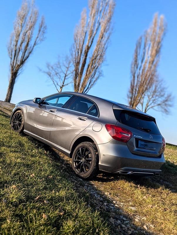 Silber Gebraucht 2017 Mercedes A220 Urban Limousine | 19.289 € (Fairer Preis) - Bild 1/4
