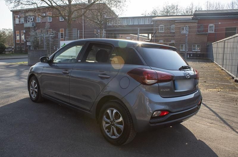 Gebraucht Hyundai i20 100 PS (73 kW) 2020 Grau Kleinwagen
