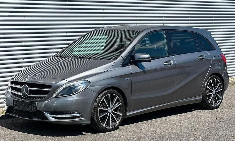 Grau Gebraucht 2012 Mercedes B180 Van / Kleinbus | 5.900 € (Fairer Preis) - Bild 1/4