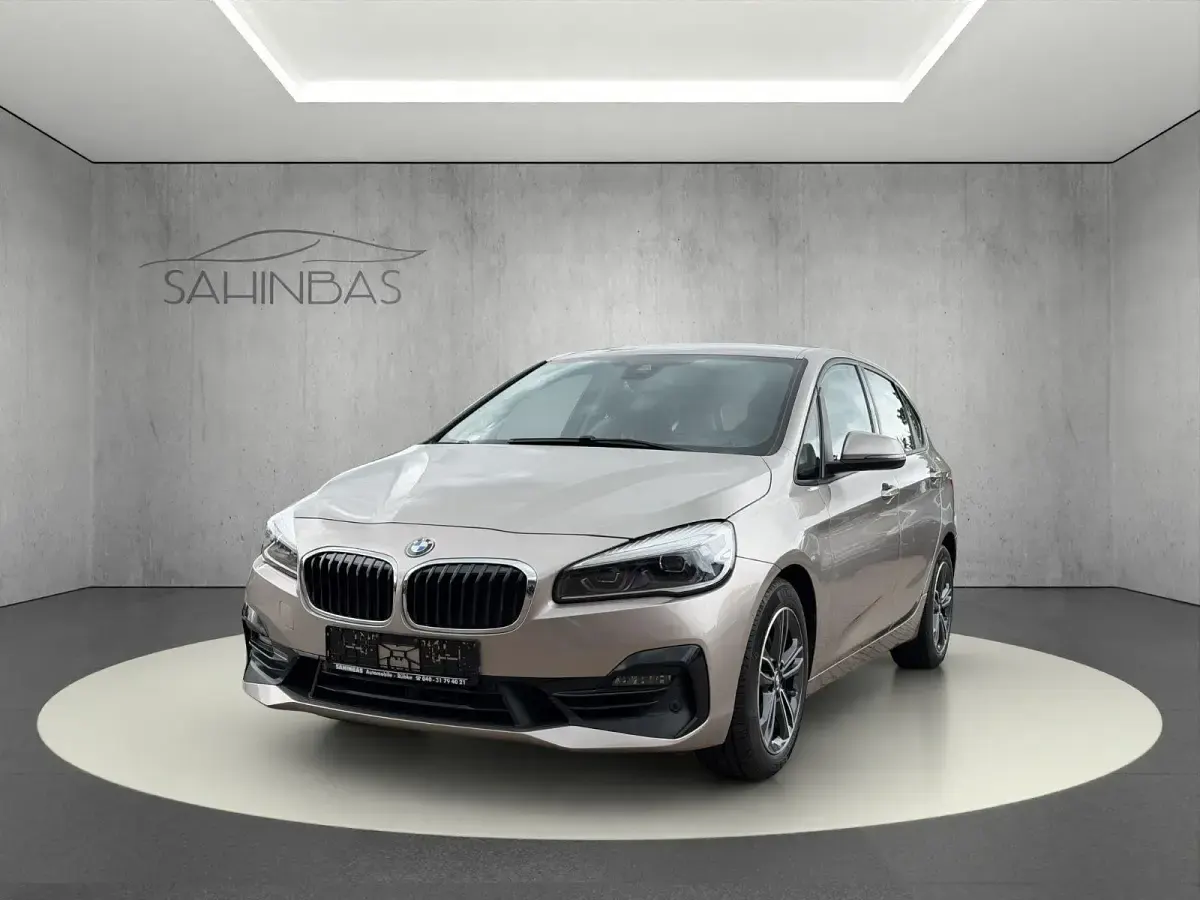 Gebraucht BMW 220 Sport Line 178 PS (130 kW) 2020 Silber Van / Kleinbus