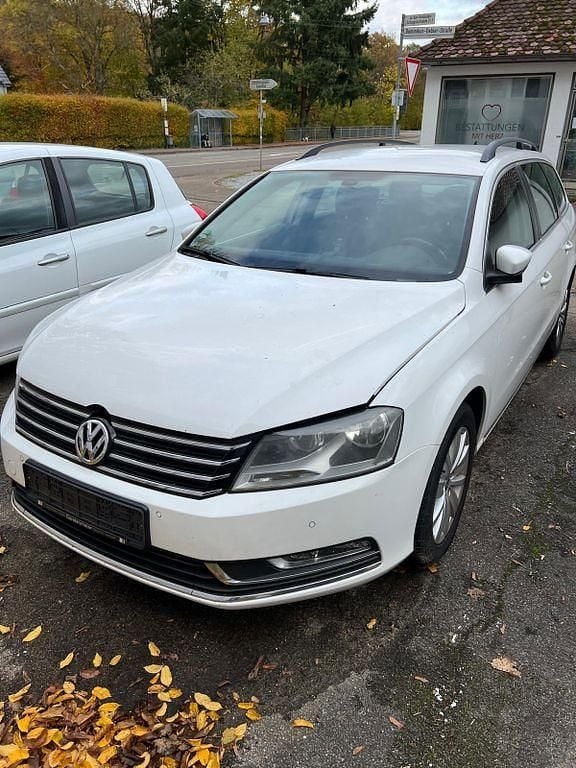 Weiß Gebraucht 2012 VW Passat Comfortline Limousine | 6.400 € (Guter Preis) - Bild 1/4