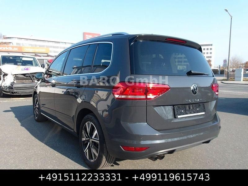 Gebraucht VW Touran Highline 150 PS (110 kW) 2023 Grau Van / Kleinbus