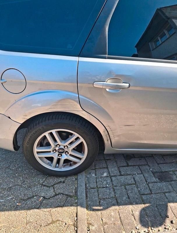 Gebraucht Ford Focus 109 PS (80 kW) 2009 Silber Limousine