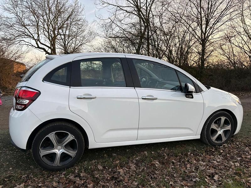 Weiß Gebraucht 2017 Citroën C3 PureTech Kleinwagen | 7.350 € (Fairer Preis) - Bild 1/4