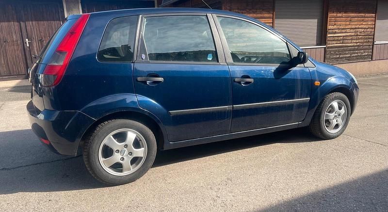 Gebraucht Ford Fiesta 69 PS (50 kW) 2004 Blau Kleinwagen