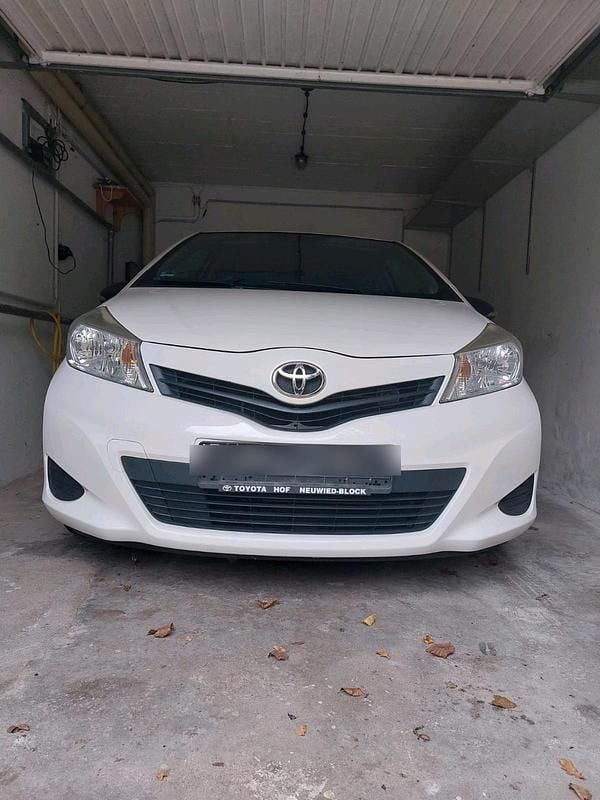 Weiß Gebraucht 2012 Toyota Yaris Kleinwagen | 5.700 € (Teuer) - Bild 1/4