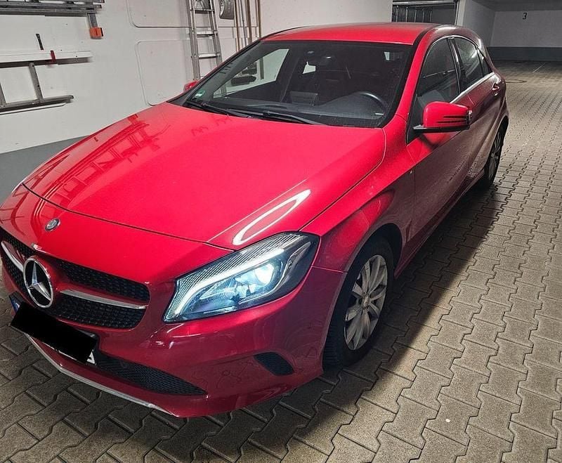 Rot Gebraucht 2016 Mercedes A180 Limousine | 14.449 € (Guter Preis) - Bild 1/4