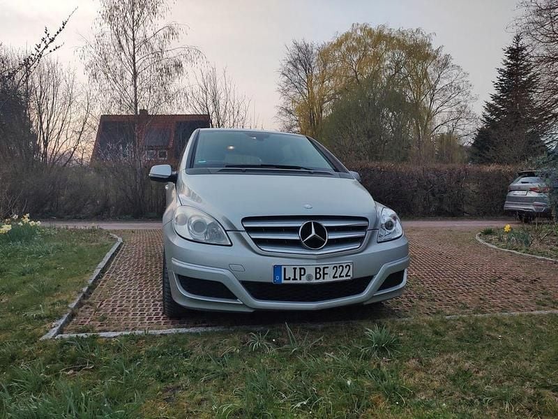 Gebraucht Mercedes B180 116 PS (85 kW) 2010 Silber Van / Kleinbus