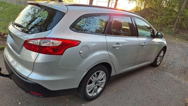 Usado Ford Focus Trend 116 CV (85 kW) 2014 Plateado Berlina