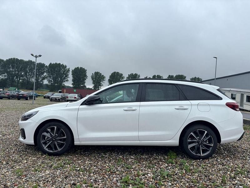 Neu Hyundai i30 Advantage 101 PS (74 kW) 2025 Weiß Limousine