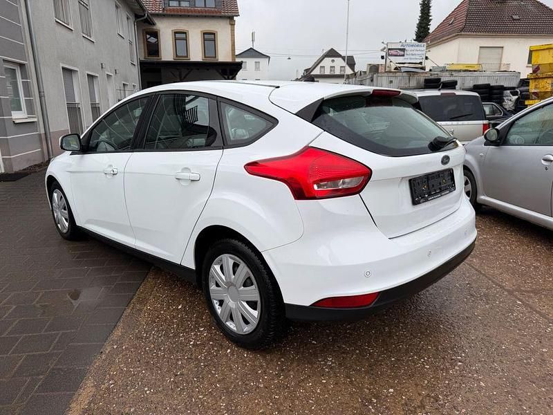 Gebraucht Ford Focus Trend 105 PS (77 kW) 2016 Weiß Limousine