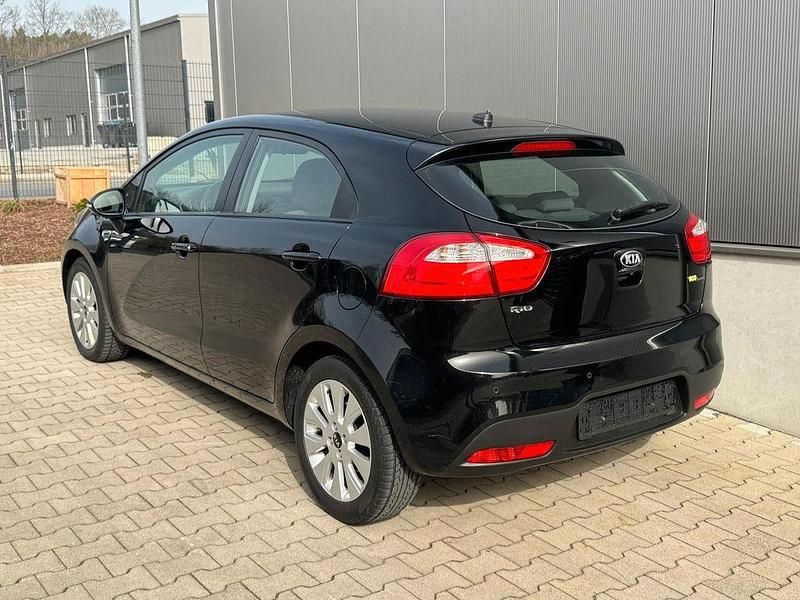 Gebraucht Kia Rio 109 PS (80 kW) 2013 Schwarz Limousine