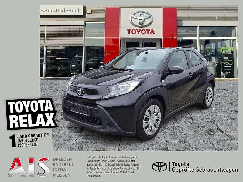 Black mica / ink Gebraucht 2022 Toyota Aygo Play Kleinwagen | 12.590 € (Guter Preis) - Bild 1/3