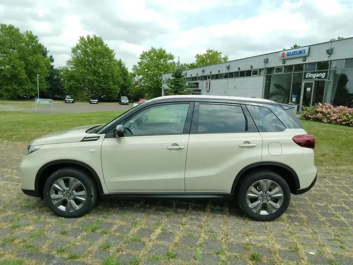 Neu Suzuki Vitara Comfort 129 PS (94 kW) 2026 Savannah/cosmic black pearl me SUV